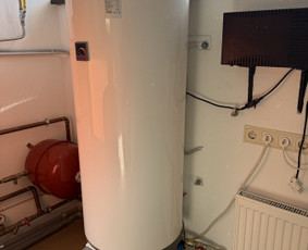 Hot water cylinder